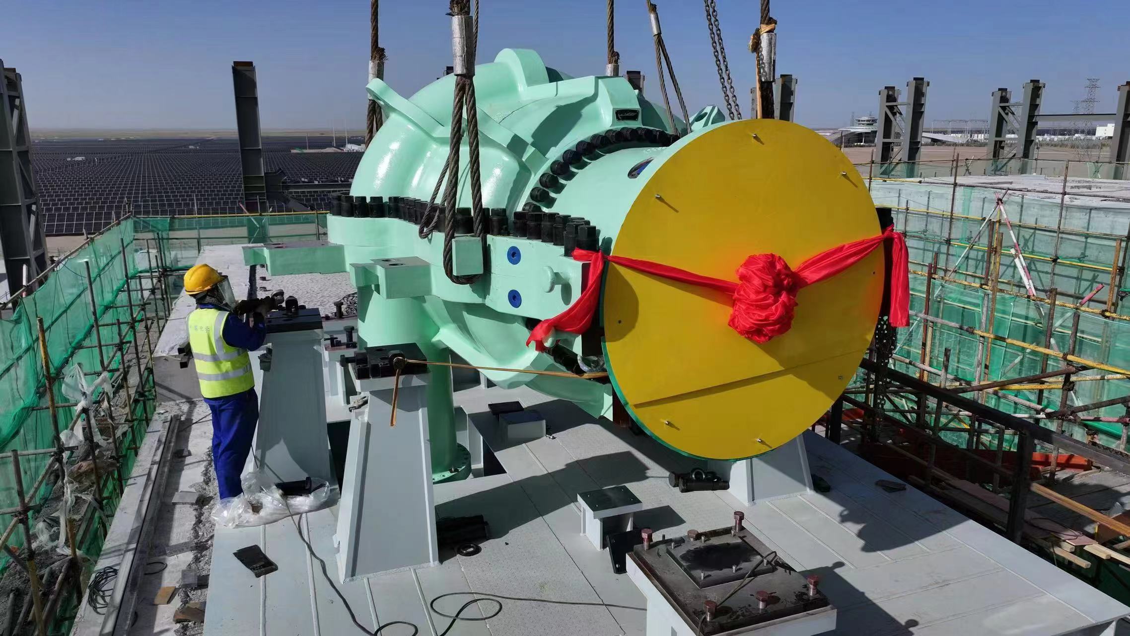 全球最大规模的液态空气储能项目压缩机在高原完成首次吊装